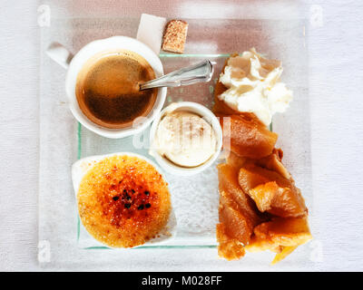 Voyage en France - Vue de dessus du français, de l'expresso gourmet café dessert, de la crème glacée, de crème brûlée, tarte au restaurant de Cancale ville de Brittan Banque D'Images