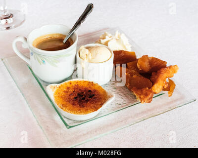 Voyage en France - la plaque avec l'anglais, de l'expresso gourmet café dessert, de la crème glacée, de crème brûlée, tarte au restaurant de la ville de Cancale en Bretagne Banque D'Images