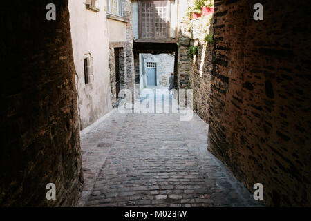 Voyage en France - étroite rue médiévale en pierre dans la vieille ville de Vitré en Ille-et-Vilaine Bretagne en journée ensoleillée Banque D'Images