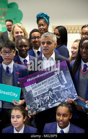 Avant le centenaire des premières femmes au Royaume-Uni d'assurer le droit de vote, le maire de Londres, Sadiq Khan, dévoile une campagne pour célébrer le rôle joué à Londres dans la campagne pour le suffrage des femmes, les progrès accomplis sur l'égalité des femmes au cours des 100 dernières années et à conduire l'égalité à travers la capitale. Le maire rejoint les étudiants de Platanos College dans le sud de Londres, en prenant part à un atelier à la Fawcett Society sur le travail de Millicent Fawcett et le mouvement suffragiste. En vedette : Maire de Londres Sadiq Khan Où : London, Royaume-Uni Quand : 18 Déc 2017 Credit Banque D'Images