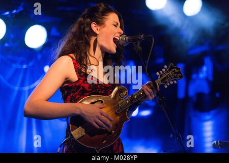 L'American roots rock band Larkin Poe est emmené par les deux sœurs Lovell, Rebecca (en photo) et Megan, qui où effectuer un concert live à John Dee dans Oslo. La Norvège, 24/04 2013. Banque D'Images