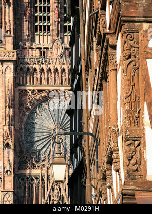 À trave France - Lanterne urbaine sur la rue Mercière et Rue de la façade ouest de la cathédrale de Strasbourg en soirée d'été Banque D'Images