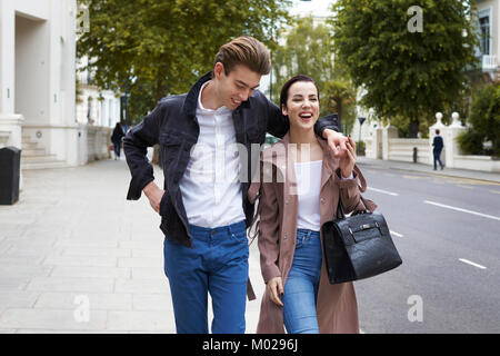 Jeune couple chic marche dans la rue dans le quartier de Notting Hill Gate Banque D'Images