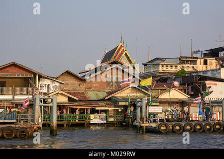 Maisons et boutiques le long de la rivière Chao Phraya, Bangkok, Thaïlande Banque D'Images