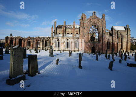 Un couvert de neige abbaye de Melrose dans les Scottish Borders as police exhortent les automobilistes de conduire avec "une extrême prudence" au milieu des conditions hivernales en Ecosse. Banque D'Images