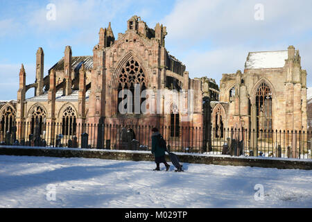 Un couvert de neige abbaye de Melrose dans les Scottish Borders as police exhortent les automobilistes de conduire avec "une extrême prudence" au milieu des conditions hivernales en Ecosse. Banque D'Images