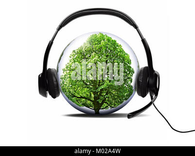 Casque audio ouvert nature écoute dans globe sur fond blanc Banque D'Images