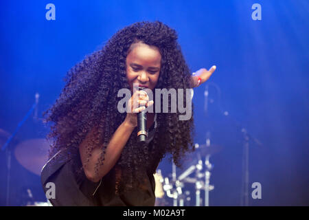 Le chanteur et compositeur britannique Jessica Nao Joshua est mieux connu sous le nom de Nao et ici effectue un concert live au festival de musique norvégienne 2016 Øyafestivalen à Oslo. La Norvège, 12/08 2016. Banque D'Images