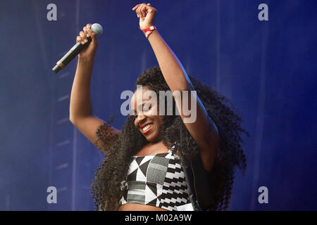 Le chanteur et compositeur britannique Jessica Nao Joshua est mieux connu sous le nom de Nao et ici effectue un concert live au festival de musique norvégienne 2016 Øyafestivalen à Oslo. La Norvège, 12/08 2016. Banque D'Images