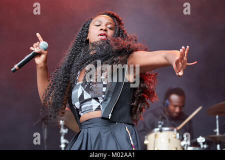 Le chanteur et compositeur britannique Jessica Nao Joshua est mieux connu sous le nom de Nao et ici effectue un concert live au festival de musique norvégienne 2016 Øyafestivalen à Oslo. La Norvège, 12/08 2016. Banque D'Images