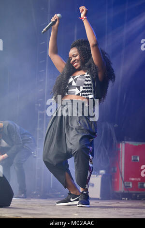 Le chanteur et compositeur britannique Jessica Nao Joshua est mieux connu sous le nom de Nao et ici effectue un concert live au festival de musique norvégienne 2016 Øyafestivalen à Oslo. La Norvège, 12/08 2016. Banque D'Images