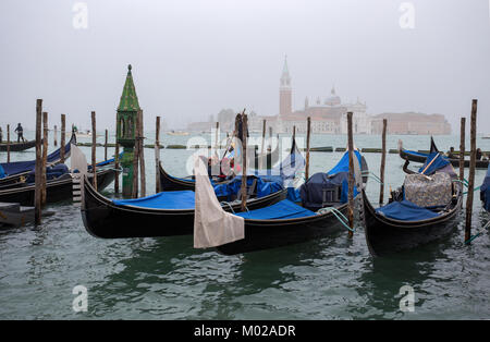 Venise (Venezia) Italie, Octobre 18, 2017 - Voir des gondoles sur le Grand Canal à Venise en un jour brumeux de l'île San Giorgio sur la zone Banque D'Images