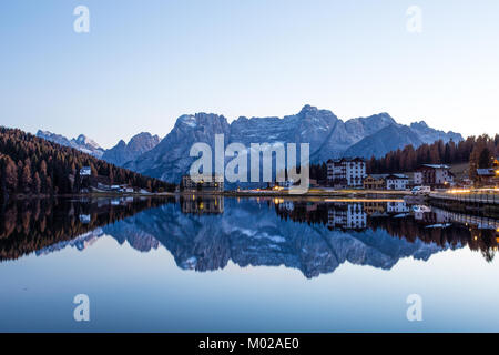 Vue sur le lac de Misurina juste après le coucher du soleil. Sorapiss montagne sur l'arrière-plan. Dolomites, Italie. Banque D'Images