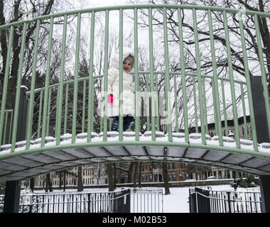Petite fille sur la Jungle gym pont à l'aire de la 11e Rue à Prospect Park, Brooklyn, New York. Banque D'Images