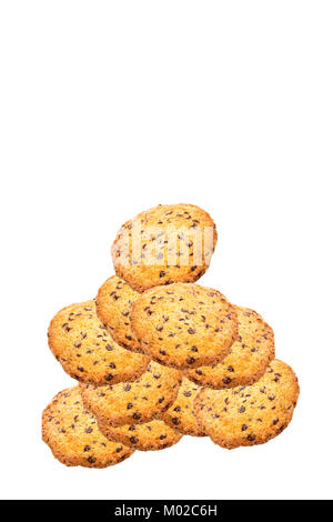 Pile de cookies aux pépites de chocolat isolé sur un fond blanc. Banque D'Images