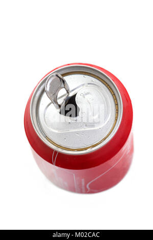 Close Up of a red Soda avec onglet ouvert avec condensation avec copie espace isolé sur fond blanc. Banque D'Images