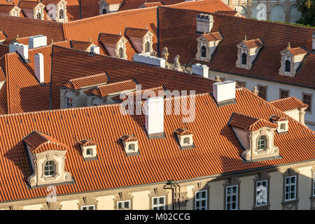 Close Up de tuiles rouges dans la lumière du soleil de l'après-midi du Château de Prague Prague , République Tchèque Banque D'Images