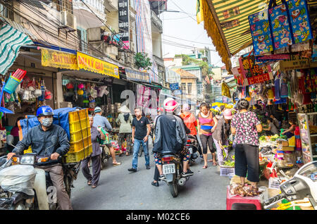 'Hanoi, Vietnam - Nov 2,2017 : vie quotidienne des locaux de la rue du marché le matin à Hanoi, Vietnam. Une foule d'acheteurs et de vendeurs dans le marché. Banque D'Images