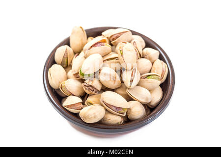 Libre de quelques pistaches grillées dans bol sur fond blanc Banque D'Images