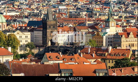 Pont Charles et de la Vieille Ville Tour du pont sur la toile de fond des toits de la vieille ville de Prague Château de Prague Banque D'Images