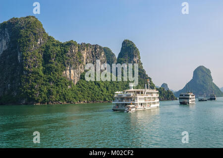 Belle Baie d'Halong vue paysage ,c'est l'UNESCO World Heritage Site. La baie d'Halong est une belle merveille naturelle au nord du Vietnam. Banque D'Images