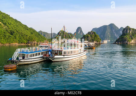 La baie d'Halong, Vietnam - Novembre 3,2017 : Très belle vue panoramique sur les croisières dans la baie d'Halong, Vietnam. Banque D'Images