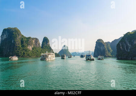 Belle Baie d'Halong vue paysage ,c'est l'UNESCO World Heritage Site. La baie d'Halong est une belle merveille naturelle au nord du Vietnam. Banque D'Images