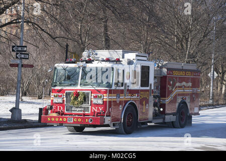 Camion de pompiers avec une couronne à la fin de l'avant, pendant la saison de Noël à Brooklyn, New York. Banque D'Images