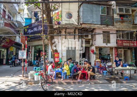 Hanoi, Vietnam - octobre 31,2017 : Les gens peuvent avoir vu leur nourriture à côté de la rue le matin à Hanoi, Vietnam. Banque D'Images