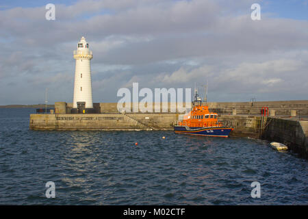 La célèbre tour conique avec coupe automatique phare construit sur la jetée du port de calcaire dans la région de Donaghadee dans le comté de Down en Irlande du Nord Banque D'Images