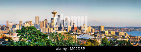 Seattle skyline panorama au coucher du soleil vu de Kerry Park, Seattle, WA Banque D'Images