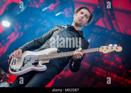 Le groupe de rock américain Queens of the Stone Age effectue un concert live au festival de musique danois Roskilde Festival 2013. Ici le bassiste et musicien Michael Shuman est représenté sur scène. Le Danemark, 07/07 2013. Banque D'Images