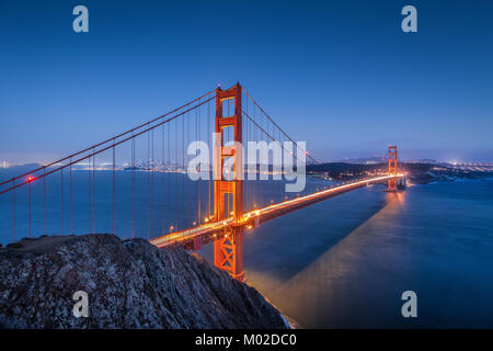 Classic vue panoramique de célèbre Golden Gate Bridge vu du célèbre point de vue de Spencer batterie très beau post coucher du soleil au crépuscule crépuscule, Californie Banque D'Images