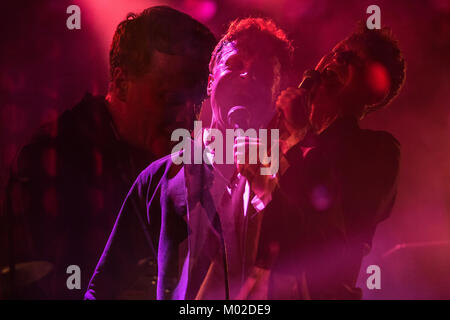 Le groupe de rock indépendant norvégien Rumble in Rhodos effectue un concert live au Parkteatret à Oslo. Ici le chanteur et compositeur Thomas Bratlie Haugland est représenté sur scène. La Norvège, 26/10 2013. Banque D'Images