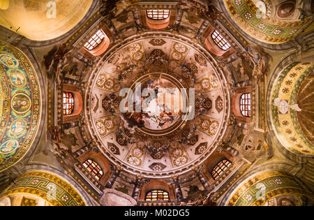 Vue de l'intérieur de la célèbre Basilique de San Vitale, l'un des plus importants exemples d'art byzantin du début du christianisme en Europe occidentale, dans la région de Ravenna Banque D'Images