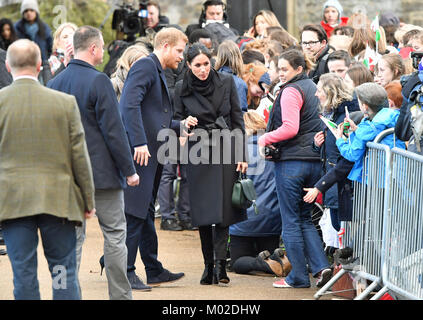 Le prince Harry et Meghan Markle répond à la foule lors d'une visite du château de Cardiff. Banque D'Images