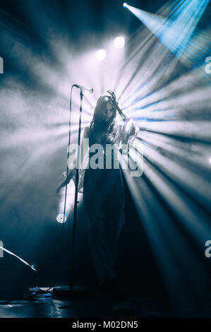 Le trio de musique électronique islandais Samaris effectue un concert live au Parkteatret à Oslo. Ici Jófríður Ákadóttir chanteur est représenté sur scène. La Norvège, 08/05 2015. Banque D'Images