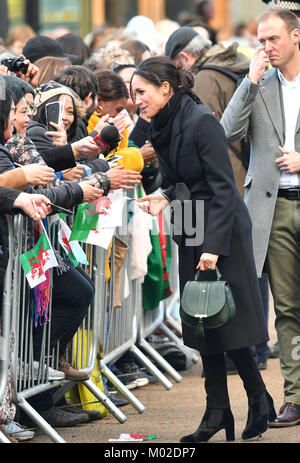 Meghan Markle répond à la foule lors d'une visite du château de Cardiff. Banque D'Images