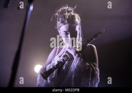 Le trio de musique électronique islandais Samaris effectue un concert live au Parkteatret à Oslo. Ici Áslaug Brún Magnúsdóttir à la clarinette est représenté sur scène. La Norvège, 08/05 2015. Banque D'Images