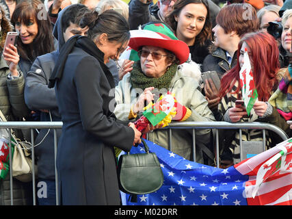 Meghan Markle répond à la foule lors d'une visite du château de Cardiff. Banque D'Images