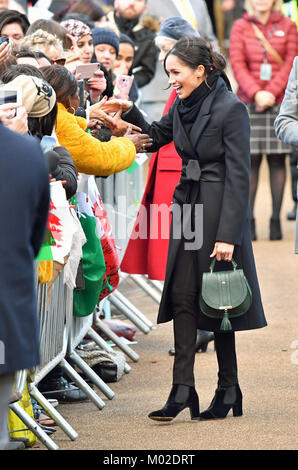 Meghan Markle répond à la foule lors d'une visite du château de Cardiff. Banque D'Images