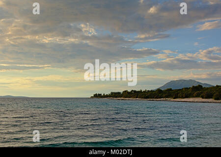 Télécharger Losinj seascape stock photo. Image de plage, du Mali, de l'érosion - 96894452 Mer Adriatique avec île de Losinj sur l'horizon, avec une plage de maq Banque D'Images