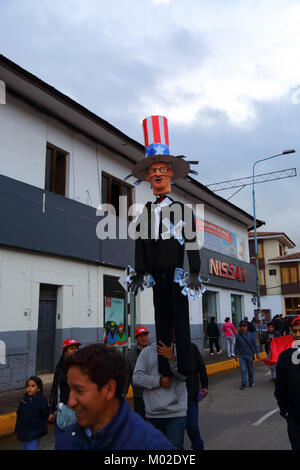 Un manifestant porte une effigie du Président péruvien Kuczynski lors d'une protestation contre la grâce accordée à Alberto Fujimori, Cusco, Pérou Banque D'Images