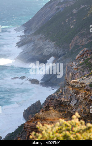 Vagues se brisant sur le rivage rocheux à Torndirrup National Park près d'Albany Western Australia Banque D'Images