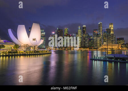 Marina Bay, Singapour. Vue de l'architecture célèbre du soir et les toits de cette ville de l'Asie du sud-est Banque D'Images