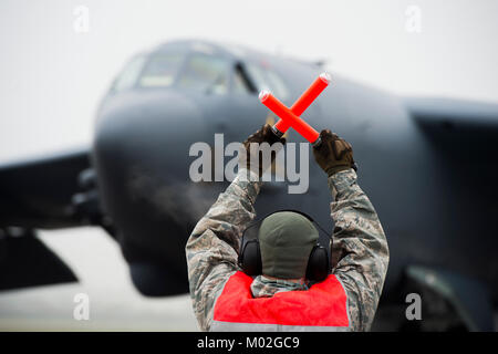 Airman Senior Nicholas Hyatt, 5e Escadron de maintenance des aéronefs, marshals un B-52 Stratofortress à l'arrivée de RAF Fairford, Angleterre le 9 janvier 2018. Banque D'Images