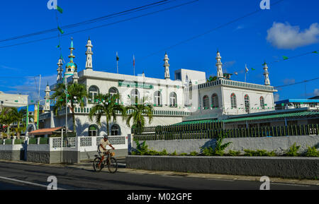 Mahebourg, Mauritius - Jan 9, 2017. Un homme vtt sur rue à journée ensoleillée à Mahebourg, Mauritius. Banque D'Images