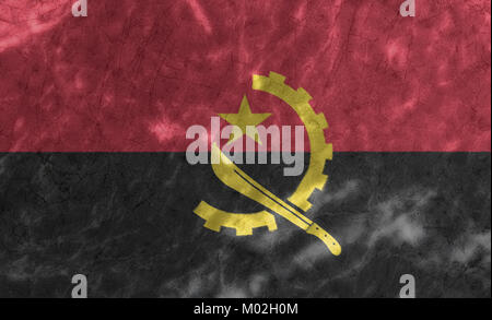 Drapeau de l'Angola sur la texture du mur de béton vieux sale Banque D'Images