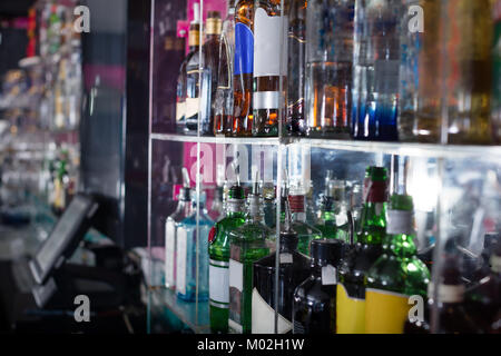 Image de boissons différentes sur la vitrine du bar in nightclub Banque D'Images
