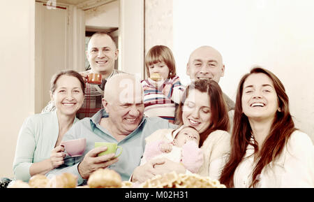 Portrait de grande famille multigénérationnelle prenant le thé ensemble, à la maison Banque D'Images